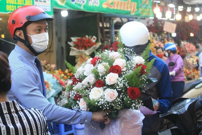 TP.HCM: Giá hoa tươi tăng nhẹ ngày 8/3, sức mua kém (08/03/2022)